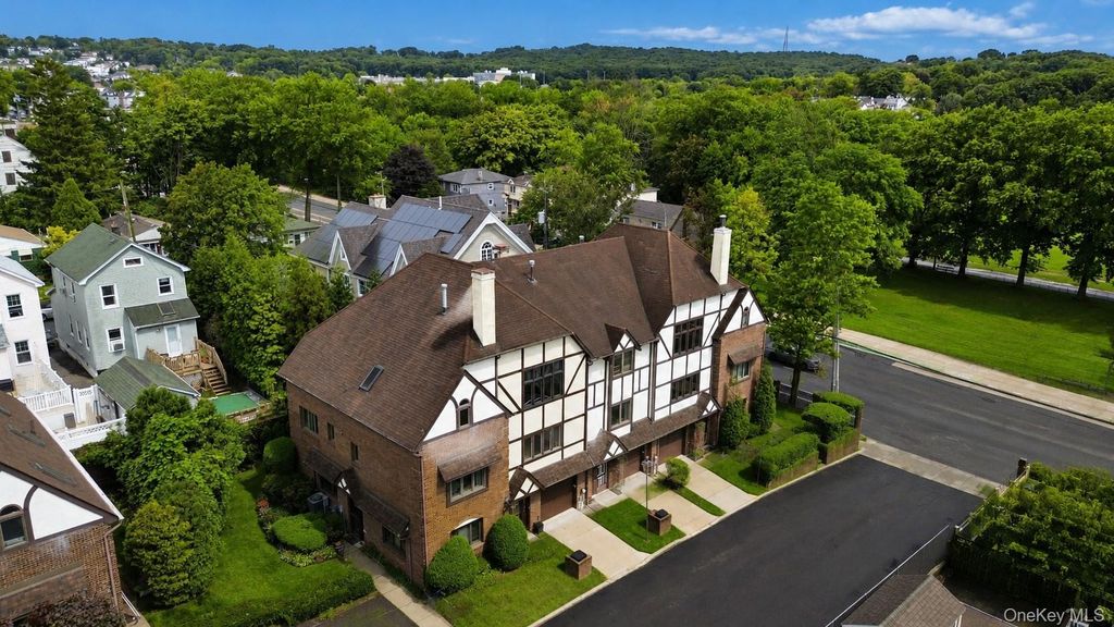 16 Fox Hunt Court, Staten Island, NY 10301 — photo 4