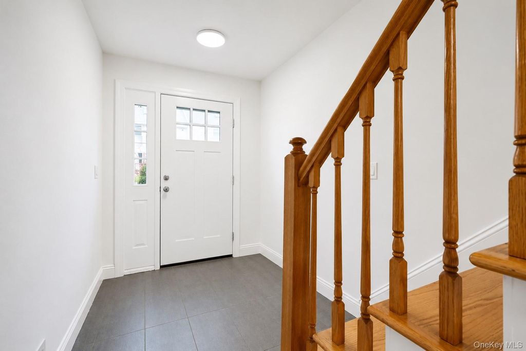 16 Fox Hunt Court, Staten Island, NY 10301 — photo 5