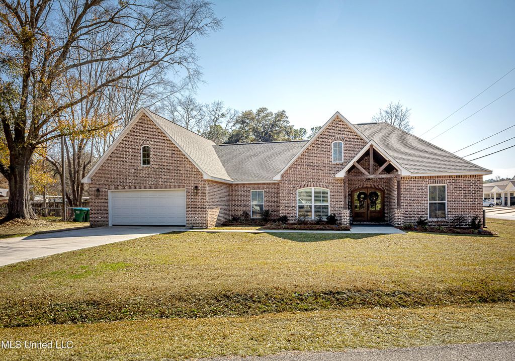 8817 Stonewall Street, Ocean Springs, MS 39564