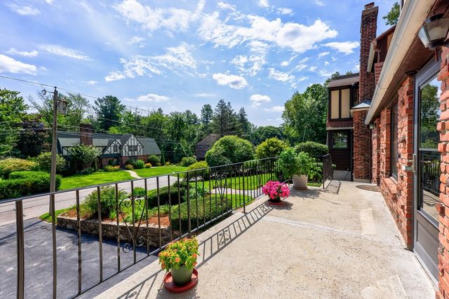 6 Old Brook Dr, Worcester, MA 01609