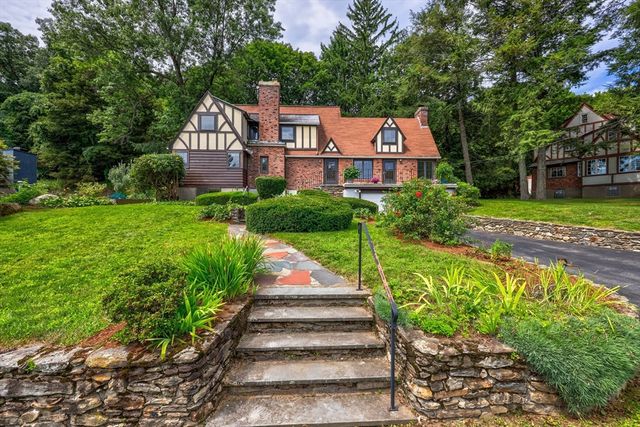 6 Old Brook Dr, Worcester, MA 01609