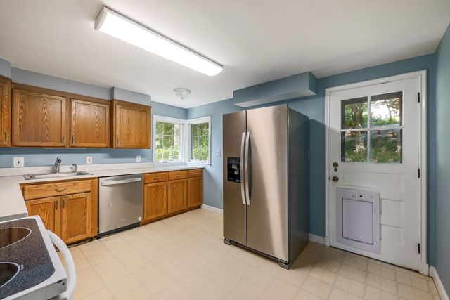 6 Old Brook Dr, Worcester, MA 01609