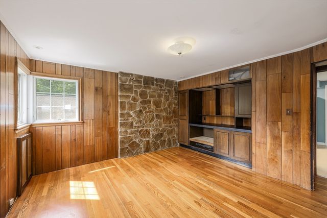 6 Old Brook Dr, Worcester, MA 01609