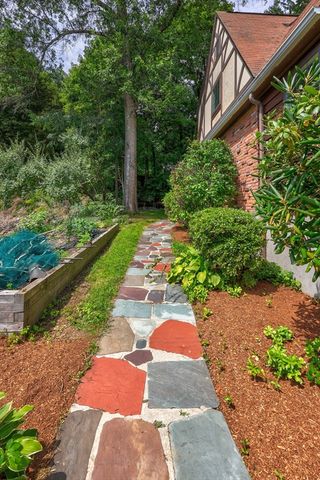 6 Old Brook Dr, Worcester, MA 01609