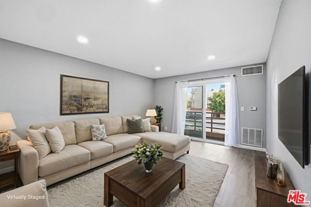 6815 Remmet Avenue 215, Canoga Park (los Angeles), CA 91303