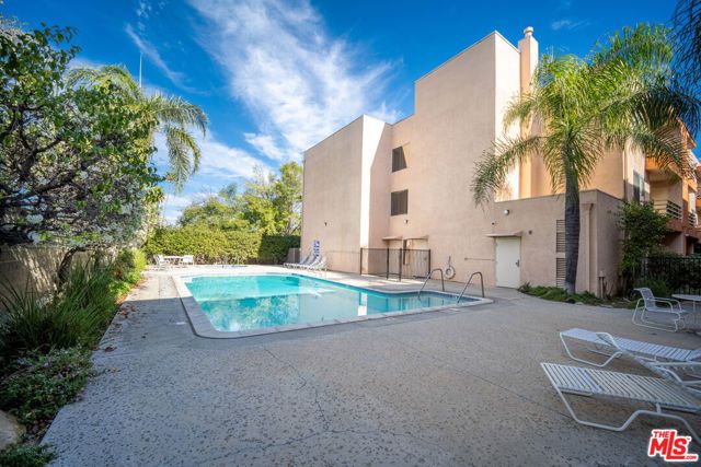 6815 Remmet Avenue 215, Canoga Park (los Angeles), CA 91303