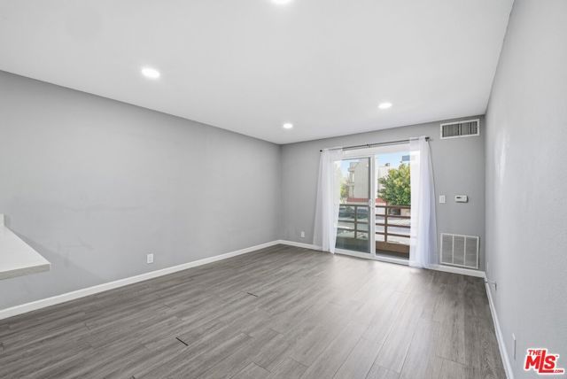 6815 Remmet Avenue 215, Canoga Park (los Angeles), CA 91303
