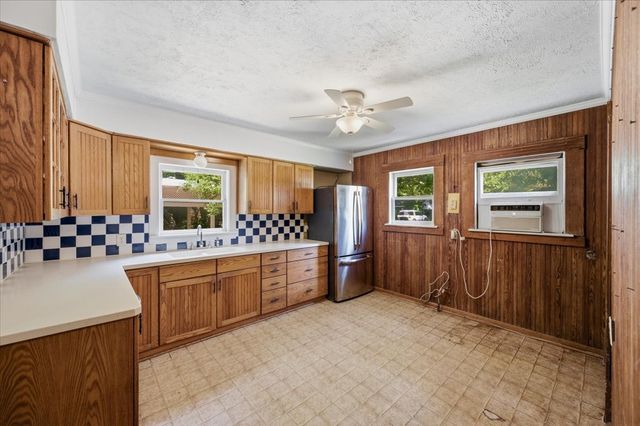 200 S Hawkins Street, Waxahachie, TX 75165