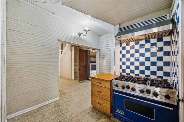 200 S Hawkins Street, Waxahachie, TX 75165