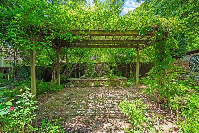 200 S Hawkins Street, Waxahachie, TX 75165