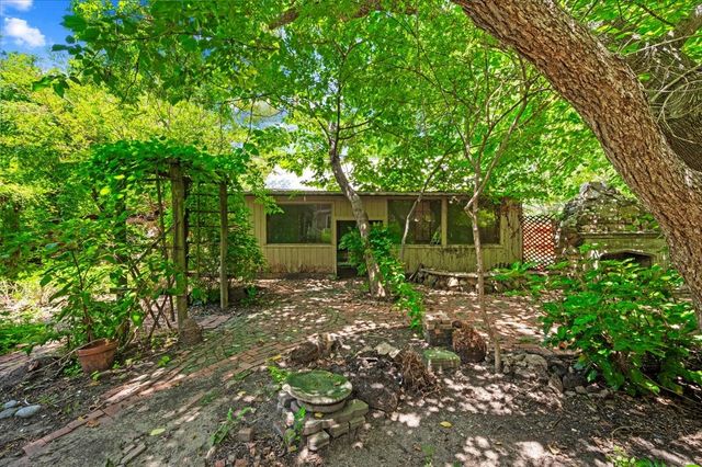 200 S Hawkins Street, Waxahachie, TX 75165