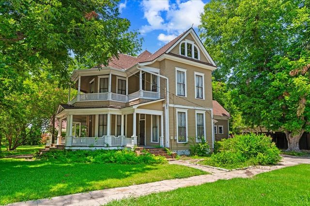 200 S Hawkins Street, Waxahachie, TX 75165