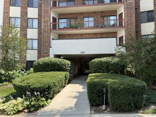 1500 Harbour Drive 1S, Wheeling, IL 60090
