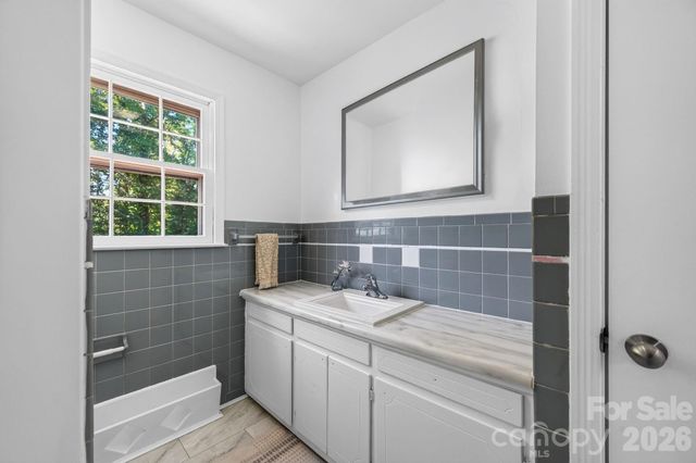 2 Independence Boulevard, Asheville, NC 28805