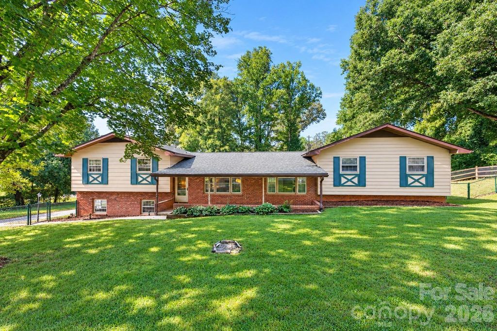 2 Independence Boulevard, Asheville, NC 28805