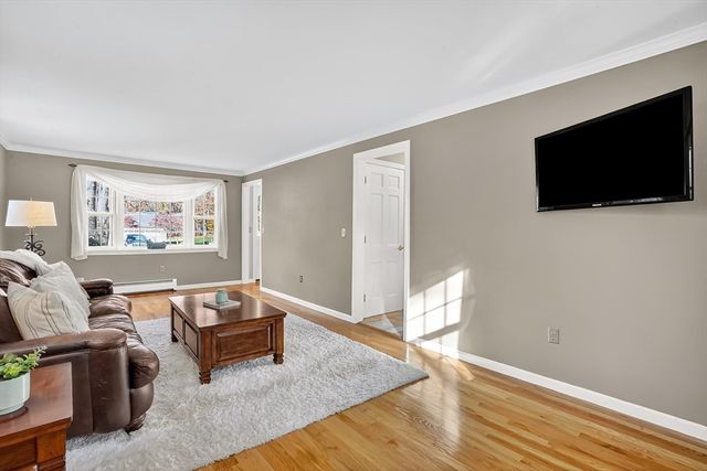 196 Cambridge Cir, Longmeadow, MA 01106