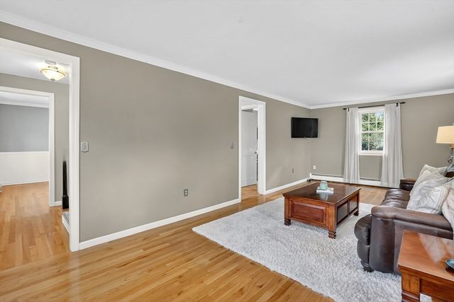 196 Cambridge Cir, Longmeadow, MA 01106