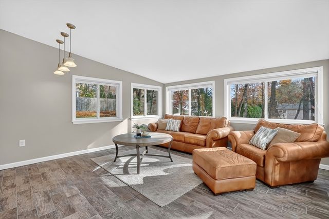 196 Cambridge Cir, Longmeadow, MA 01106