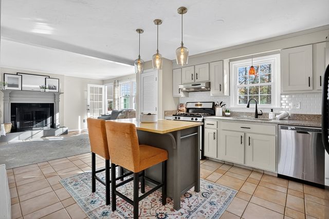 196 Cambridge Cir, Longmeadow, MA 01106