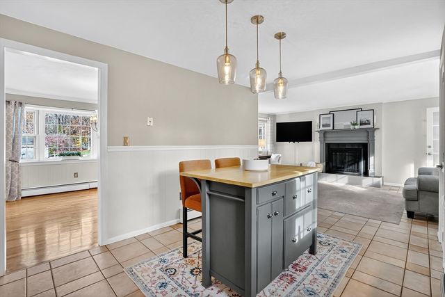 196 Cambridge Cir, Longmeadow, MA 01106