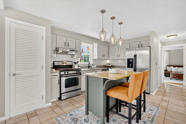 196 Cambridge Cir, Longmeadow, MA 01106