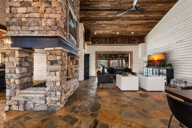 166 Red Oak Lane, Mccaysville, GA 30555