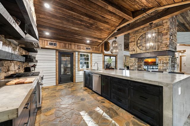 166 Red Oak Lane, Mccaysville, GA 30555