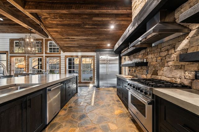 166 Red Oak Lane, Mccaysville, GA 30555
