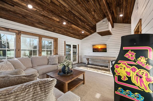 166 Red Oak Lane, Mccaysville, GA 30555