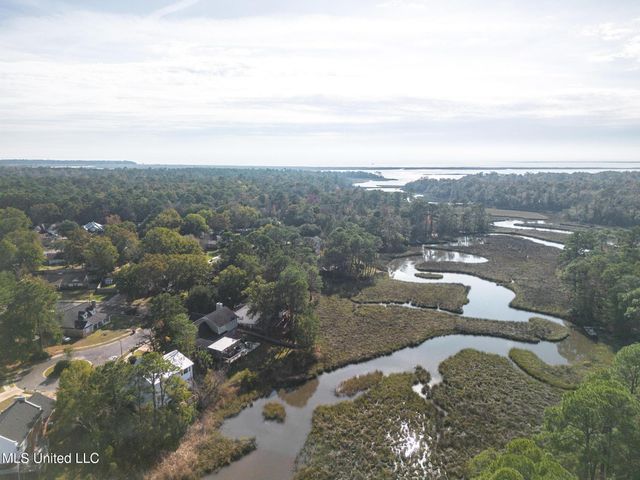 1066 Conley Circle, Ocean Springs, MS 39564