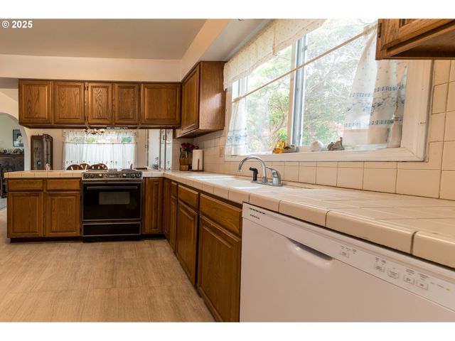 1332 BAYVIEW St, North Bend, OR 97459