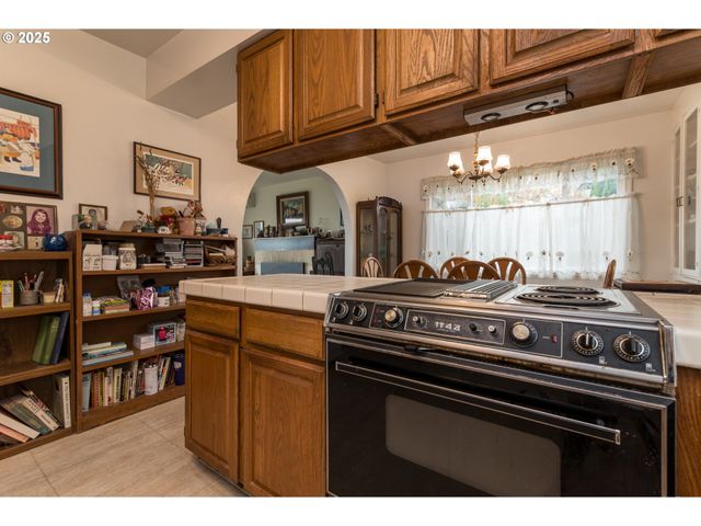 1332 BAYVIEW St, North Bend, OR 97459