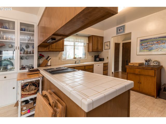 1332 BAYVIEW St, North Bend, OR 97459