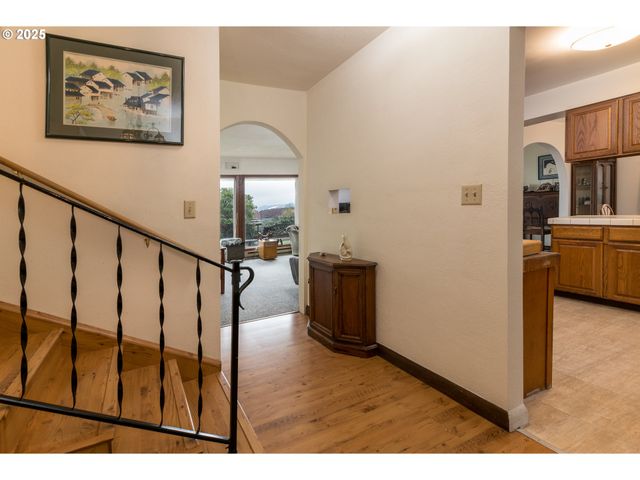 1332 BAYVIEW St, North Bend, OR 97459