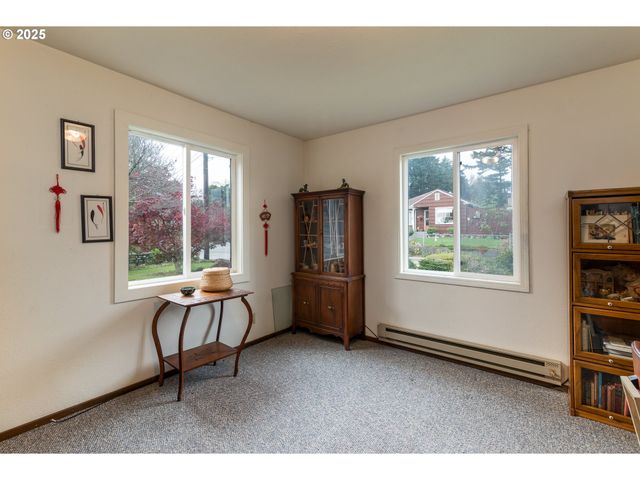 1332 BAYVIEW St, North Bend, OR 97459