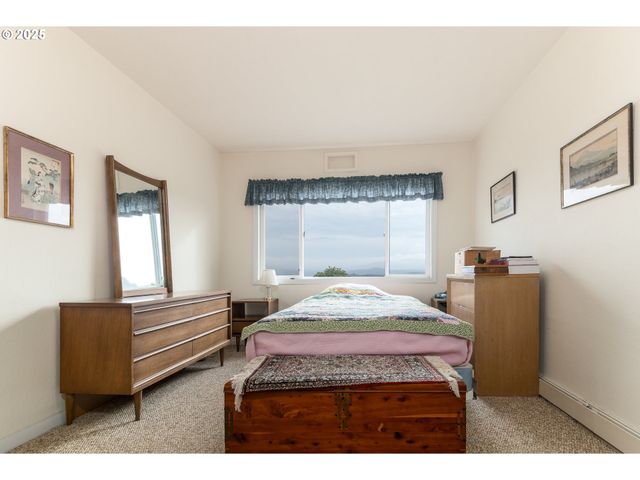 1332 BAYVIEW St, North Bend, OR 97459