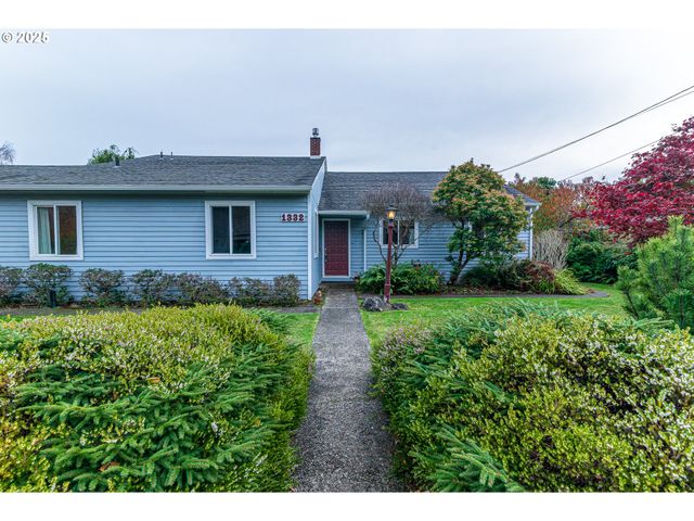 1332 BAYVIEW St, North Bend, OR 97459