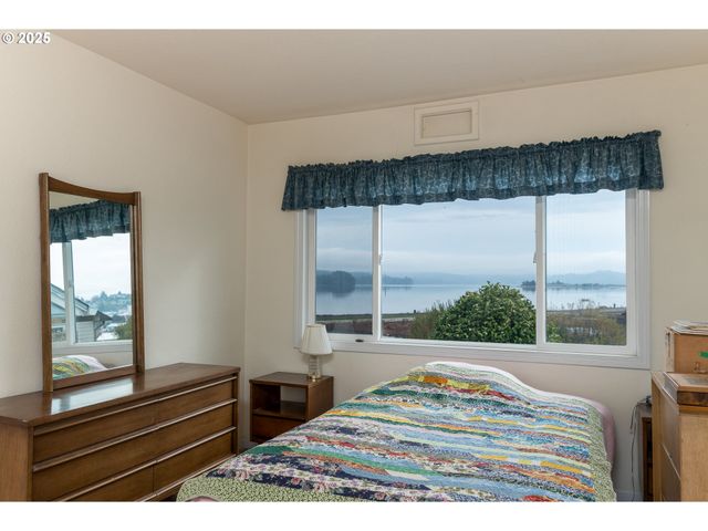 1332 BAYVIEW St, North Bend, OR 97459