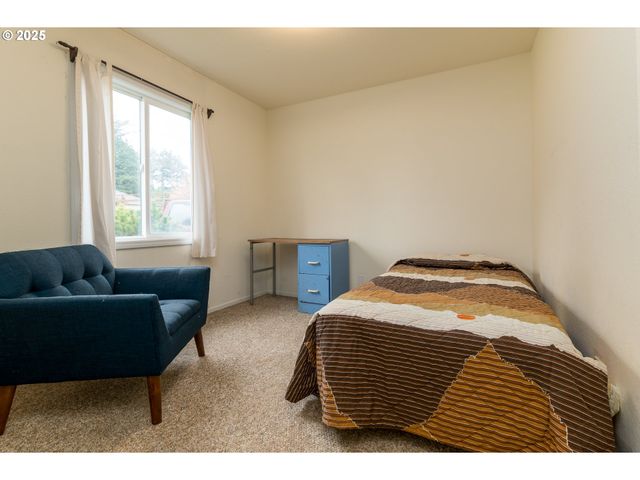 1332 BAYVIEW St, North Bend, OR 97459