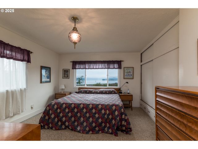 1332 BAYVIEW St, North Bend, OR 97459