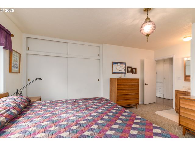 1332 BAYVIEW St, North Bend, OR 97459