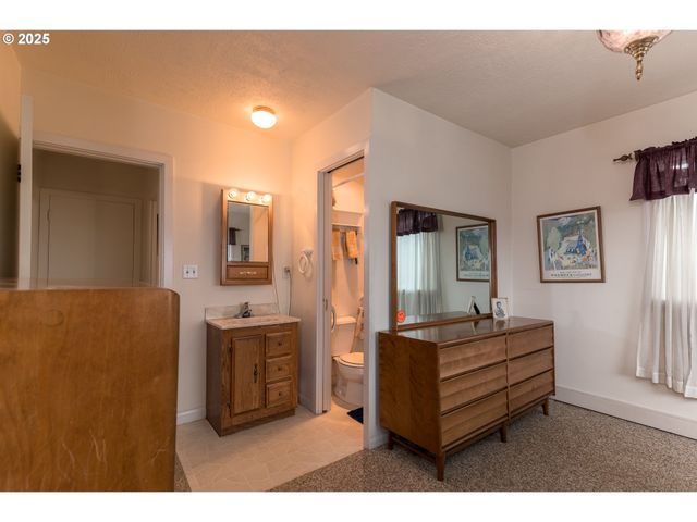 1332 BAYVIEW St, North Bend, OR 97459