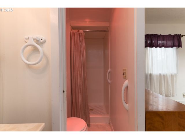 1332 BAYVIEW St, North Bend, OR 97459