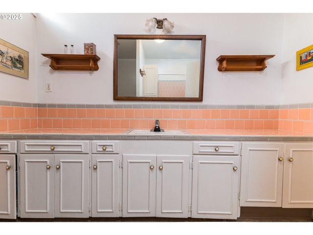 1332 BAYVIEW St, North Bend, OR 97459