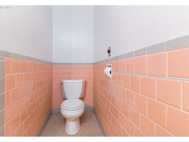 1332 BAYVIEW St, North Bend, OR 97459