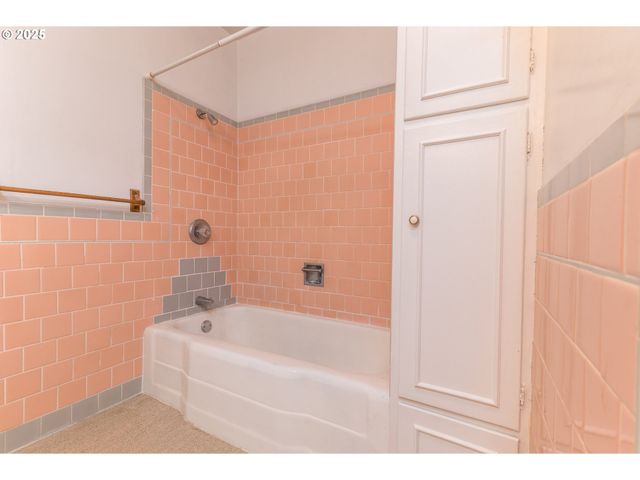 1332 BAYVIEW St, North Bend, OR 97459