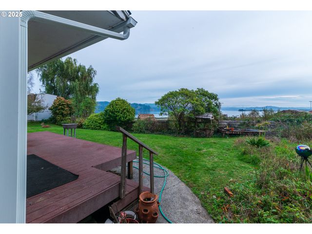 1332 BAYVIEW St, North Bend, OR 97459