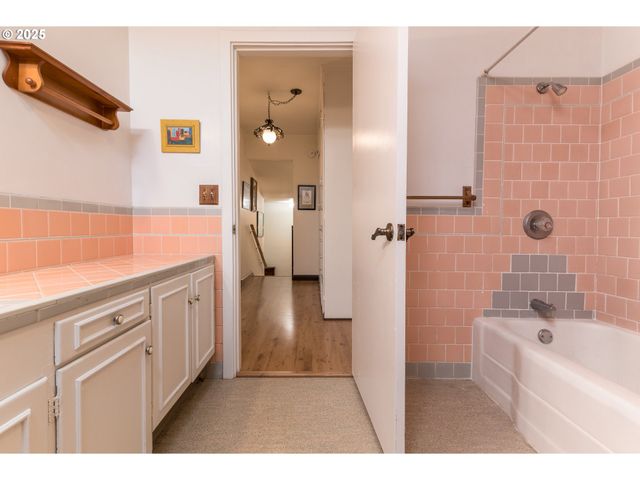 1332 BAYVIEW St, North Bend, OR 97459