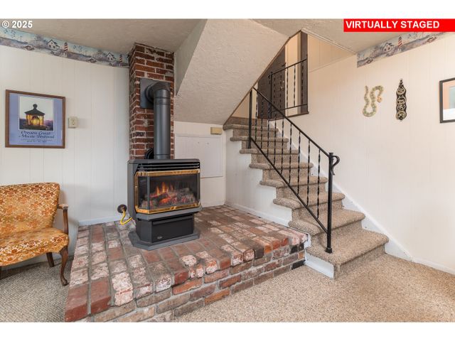 1332 BAYVIEW St, North Bend, OR 97459