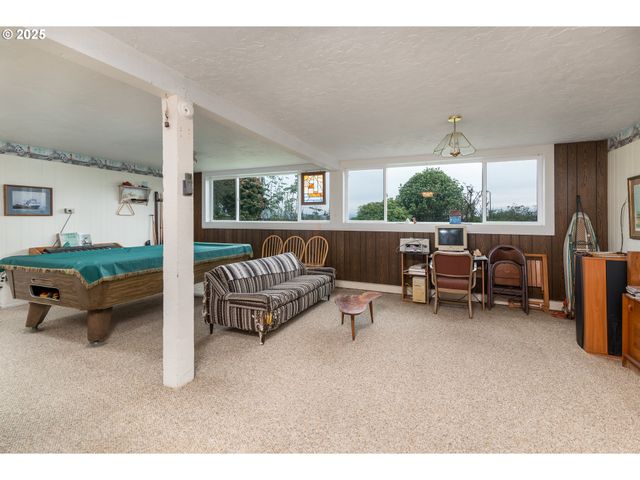 1332 BAYVIEW St, North Bend, OR 97459